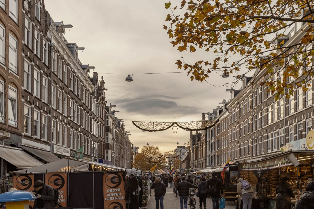 Dé Makelaar in Amsterdam Nieuwe Pijp op de Albert Cuypmarkt