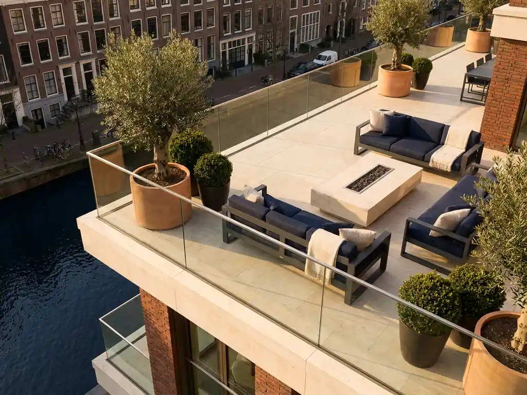 Luxe penthouse terras in Amsterdam met glazen balustrades en designmeubilair, uitzicht op historische grachtenpanden